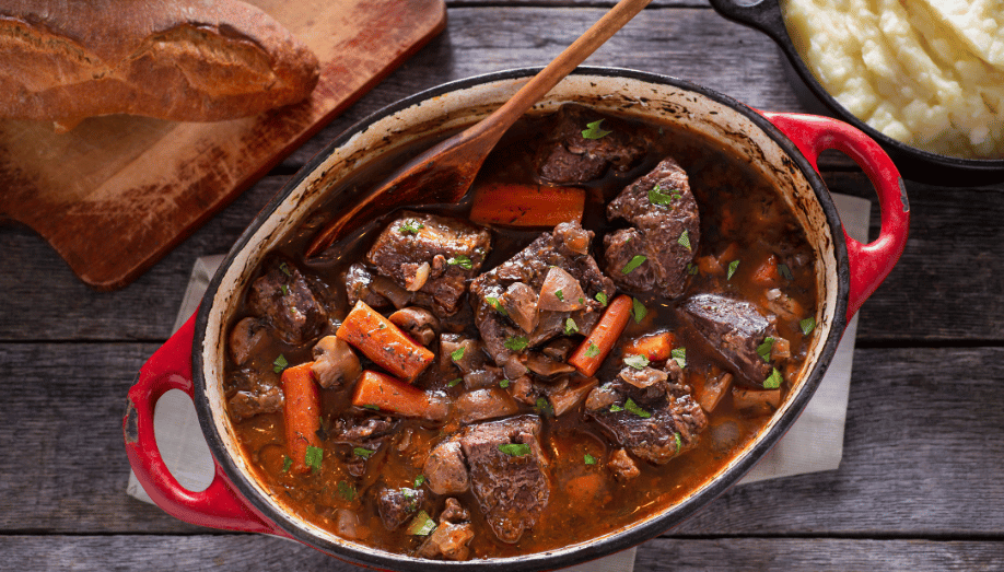 Bœuf Bourguignon traditionnel en cocotte en fonte