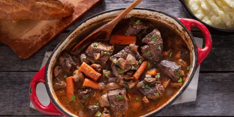 Bœuf Bourguignon traditionnel : la recette de la cuisson en cocotte en fonte