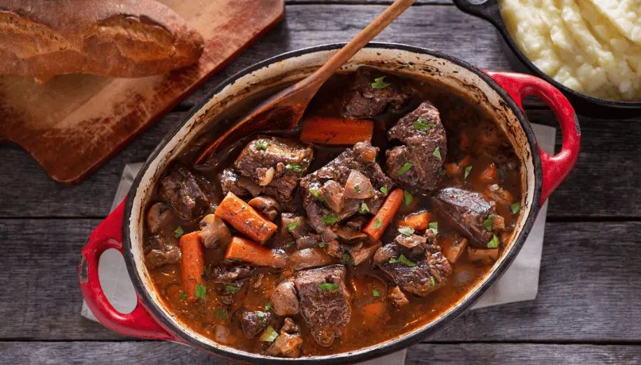 Bœuf Bourguignon traditionnel : la recette de la cuisson en cocotte en fonte