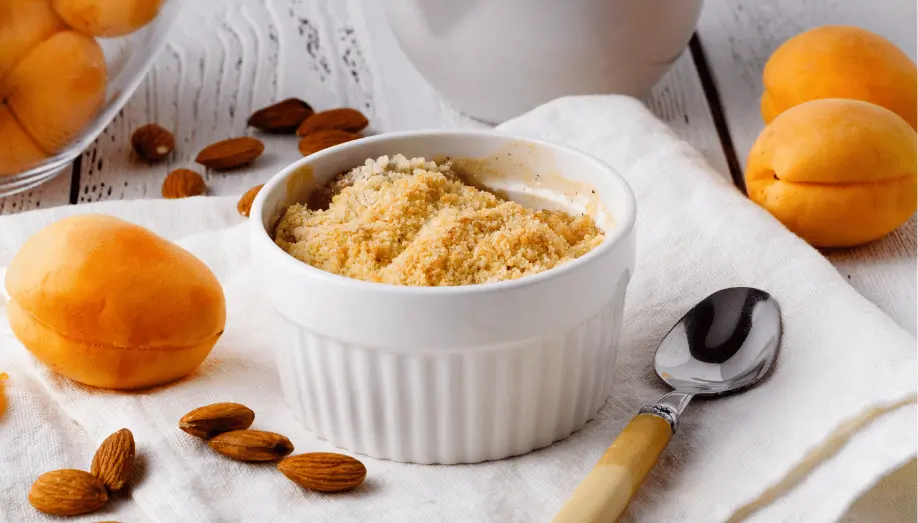 Crumble aux pêches et aux amandes